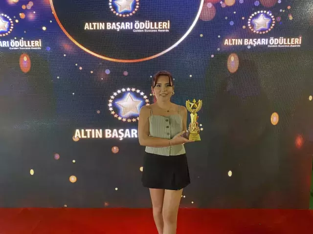 20. Altın Başarı Ödülleri'nde Av. Bedia Teymur 'Yılın En İyi Genel Yayın Yönetmeni' Seçildi