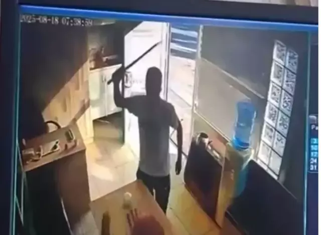 Taksi durağına kılıçlı saldırı kamerada