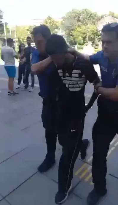 Taksi durağına kılıçlı saldırı kamerada