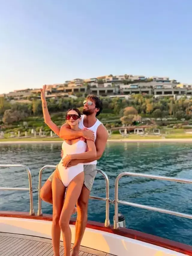 Bodrum'dan sonra Çeşme! Can Yaman ve sevgilisi romantik anlar yaşadı