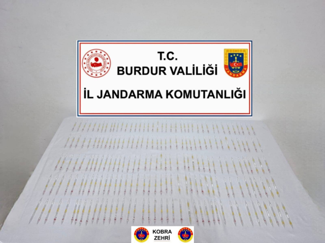 Burdur'da 60 milyon TL değerinde 201 tüp kobra yılanı zehri ele geçirildi