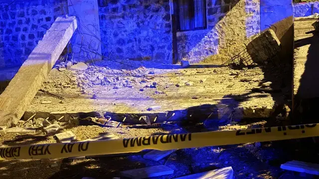 Diyarbakır'da bir evin balkonu çöktü, 2'si çocuk 5 kişi enkaz altında kaldı