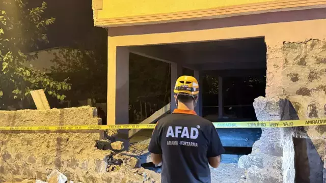 Diyarbakır'da bir evin balkonu çöktü, 2'si çocuk 5 kişi enkaz altında kaldı