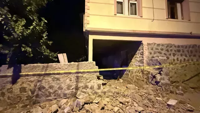 Diyarbakır'da bir evin balkonu çöktü, 2'si çocuk 5 kişi enkaz altında kaldı