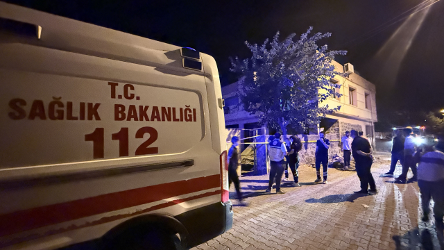 Diyarbakır'da bir evin balkonu çöktü, 2'si çocuk 5 kişi enkaz altında kaldı