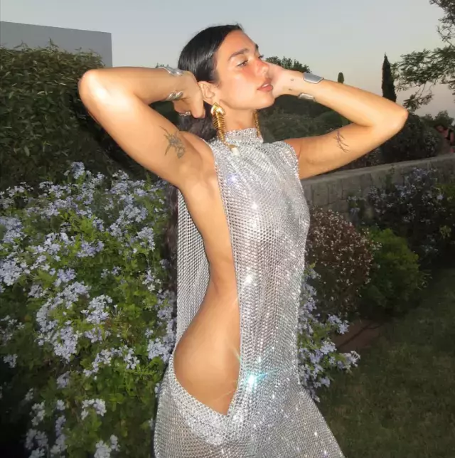 Dua Lipa, doğum gününde giydiği kıyafet ile ağızları açık bıraktı