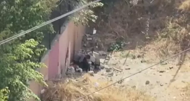 Okul önünde uyuşturucu kullanırken önce kameralara, sonra polise yakalandılar