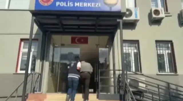 Okul önünde uyuşturucu kullanırken önce kameralara, sonra polise yakalandılar