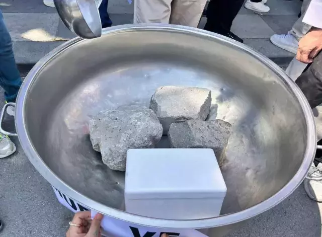 Eylem yapan memurlardan bir garip talep: Teklif edilen zam, Papua Yeni Gine Kinası ile verilsin