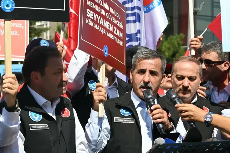 İş bırakan memurlar Hazine ve Maliye Bakanlığı’nın önünde resti çekti: Alnını karışlarım