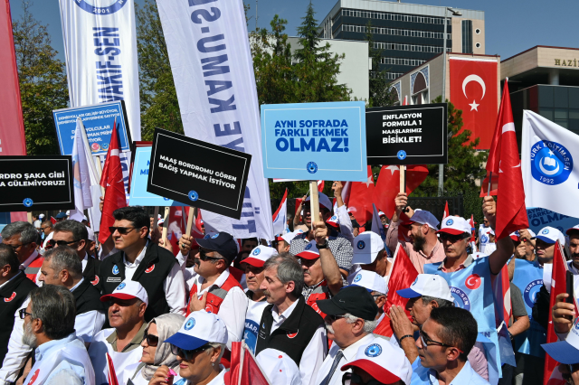 İş bırakan memurlar Hazine ve Maliye Bakanlığı'nın önünde resti çekti: Alnını karışlarım