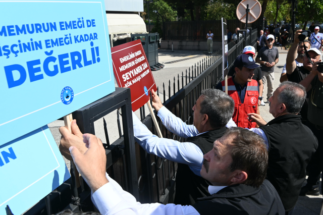 İş bırakan memurlar Hazine ve Maliye Bakanlığı'nın önünde resti çekti: Alnını karışlarım