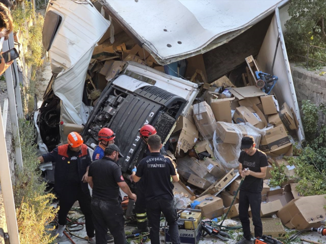 Nevşehir'de freni patlayan kamyon 10 araca çarptı: 6 yaralı