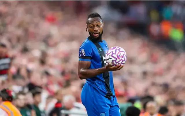Siyahi futbolcuya ırkçı saldırıda bulunan engelli taraftar maçın durmasına sebep oldu